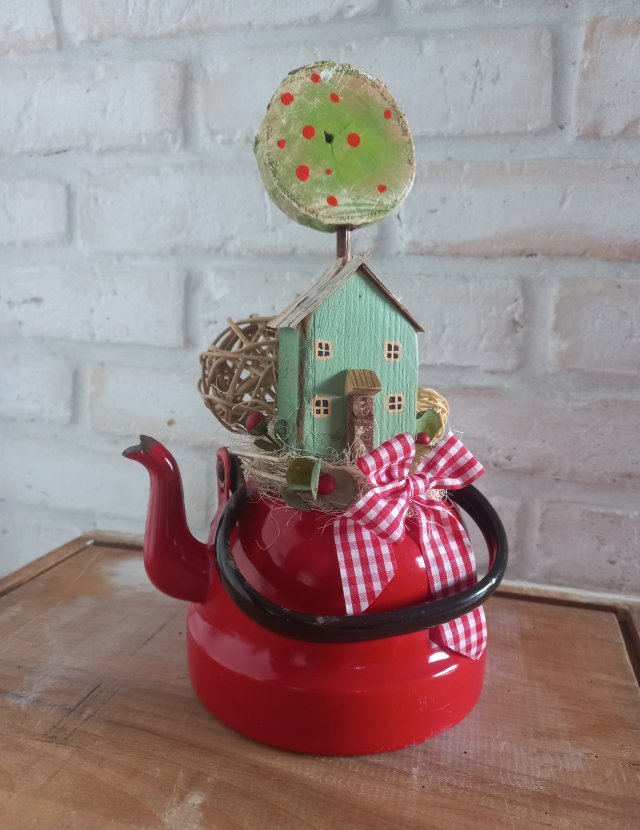 Dekoracja w zabytkowym czajniku z drewnianymi domkami