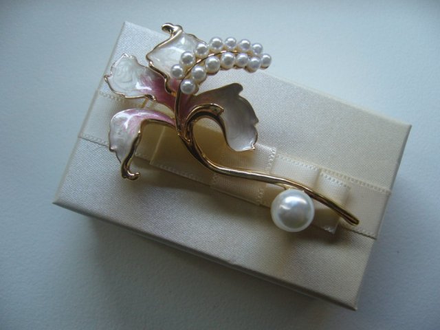 PIĘKNA EMALIOWANA  BROSZKA KWIAT PEREŁKI
