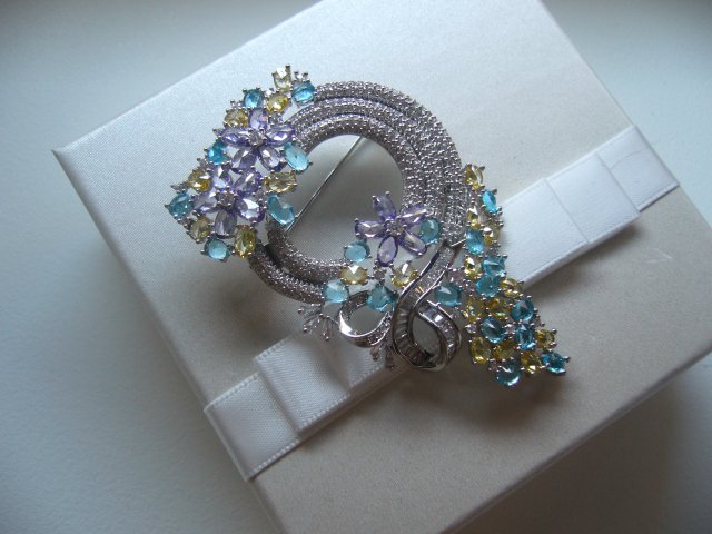 PIĘKNA KWIATOWA BROSZKA