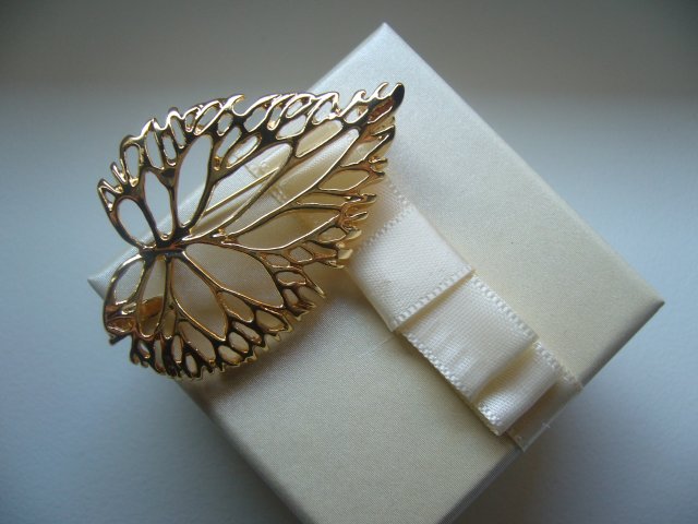 PIĘKNA AŻUROWA BROSZKA ZAWIESZKA LIŚĆ