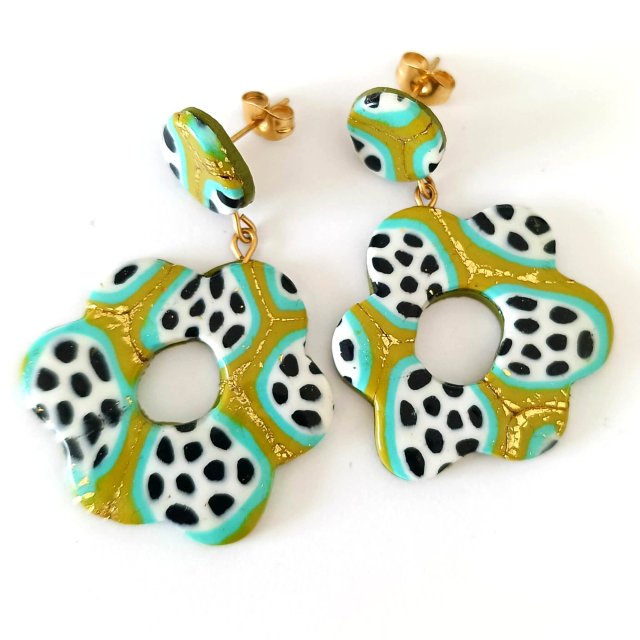 Oliwkowe kolczyki kwiaty w kropki