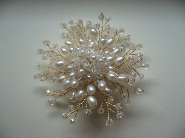 PIĘKNA BROSZKA KWIAT Z PEREŁKAMI I KRYSZTAŁKAMI