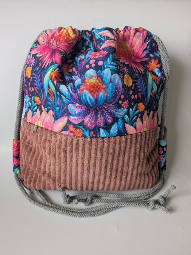 Handmade workoplecak z tkaniny wodoodpornej i weluru prążkowanego - kwiaty