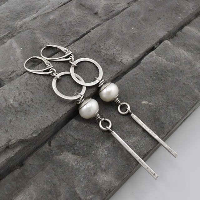 Nowoczesne kolczyki z perłami