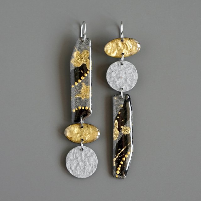 Długie ozdobne kolczyki z alternatywnych materiałów