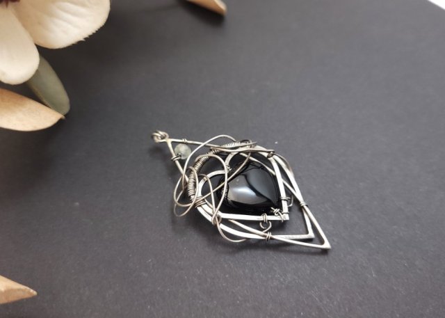 Srebrny wisiorek z czarnym onyksem w kształcie serca