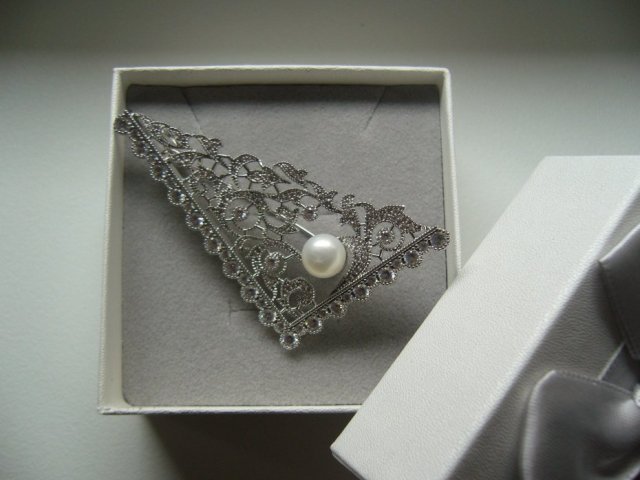 KORONKOWA BROSZA Z PERŁĄ