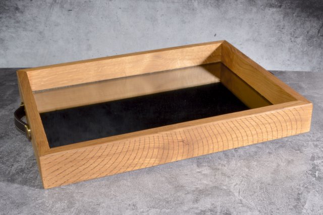 Taca / prezenter z drewna i szkła – lustro grafitowe