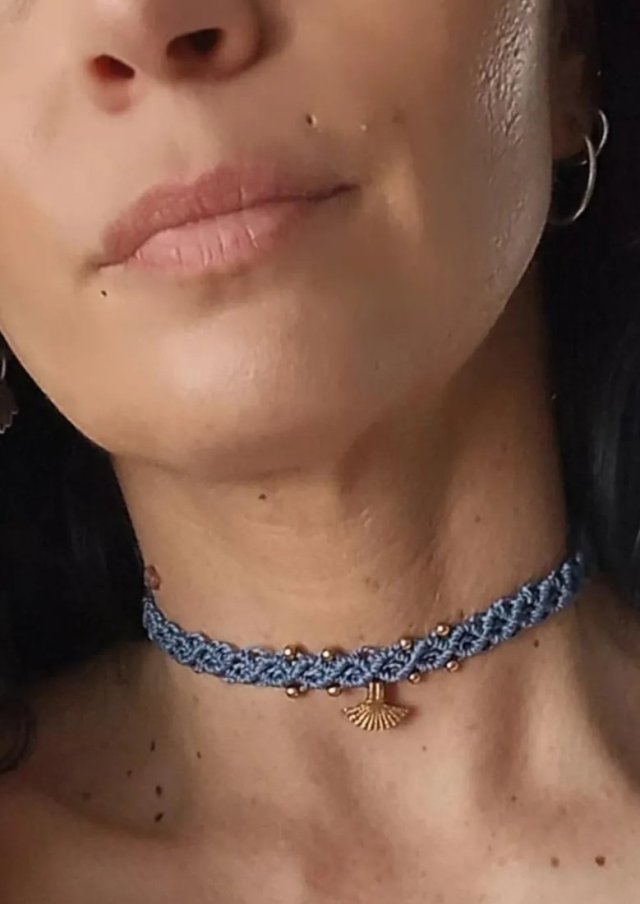delikatny choker z mosiężną zawieszką