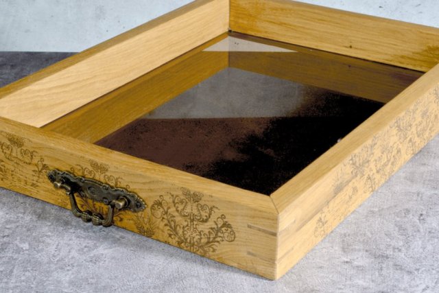 Taca / prezenter z drewna i szkła – kolekcja Laser ornament