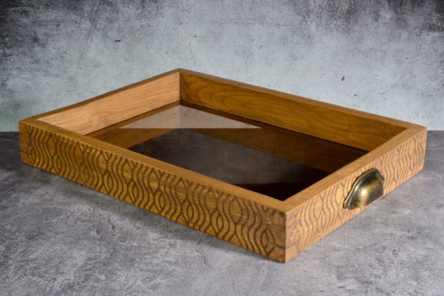 Taca / prezenter z drewna i szkła – kolekcja Laser ornament