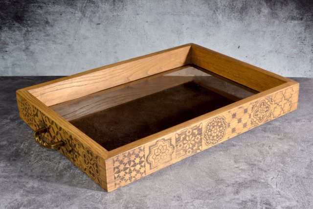 Taca / prezenter z drewna i szkła – kolekcja Laser ornament