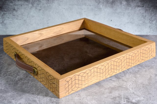 Taca / prezenter z dębu i szkła – geometria przestrzeni