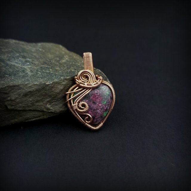 Zoisyt z rubinem wisiorek wire wrapping