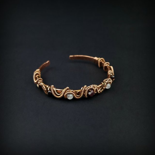 Miedziana bransoleta mankietowa z granatem