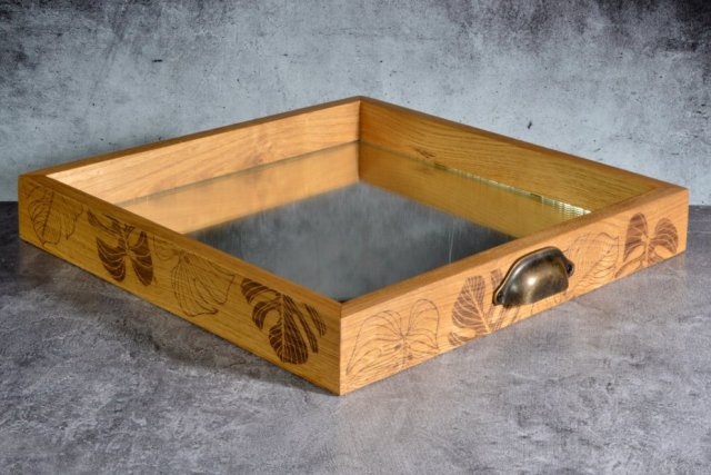 Taca / prezenter z dębu i szkła – światło i odbicie