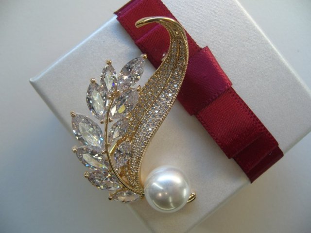ELEGANCKA BROSZKA Z PERŁĄ