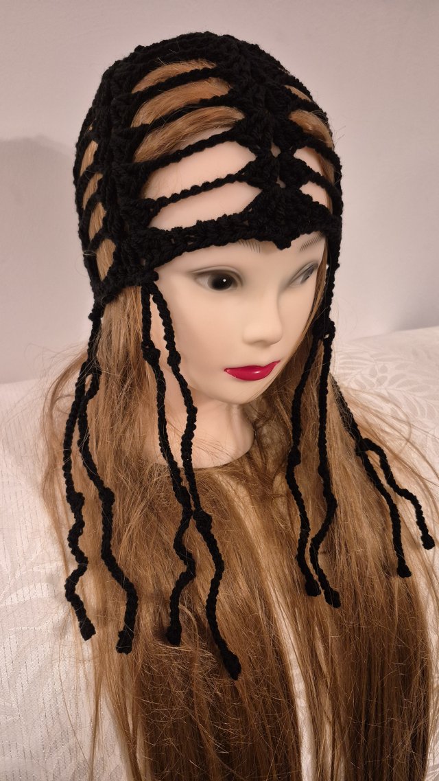 Czarna czapka ażurowa HANDMADE