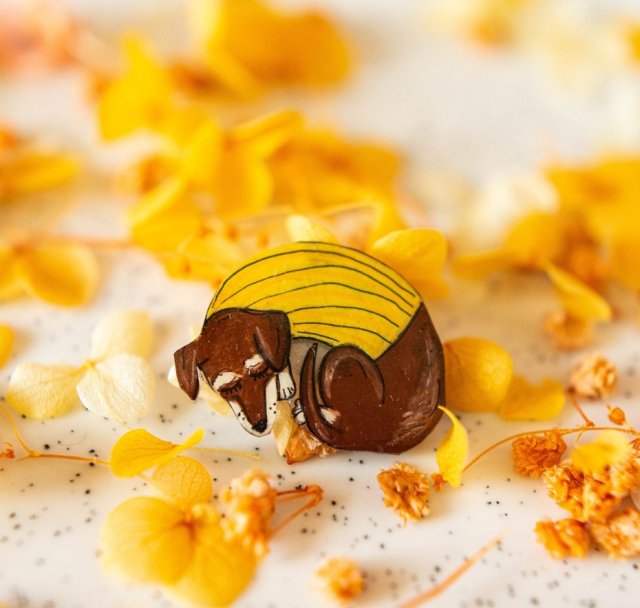 Broszka z jamnikiem Cackiem