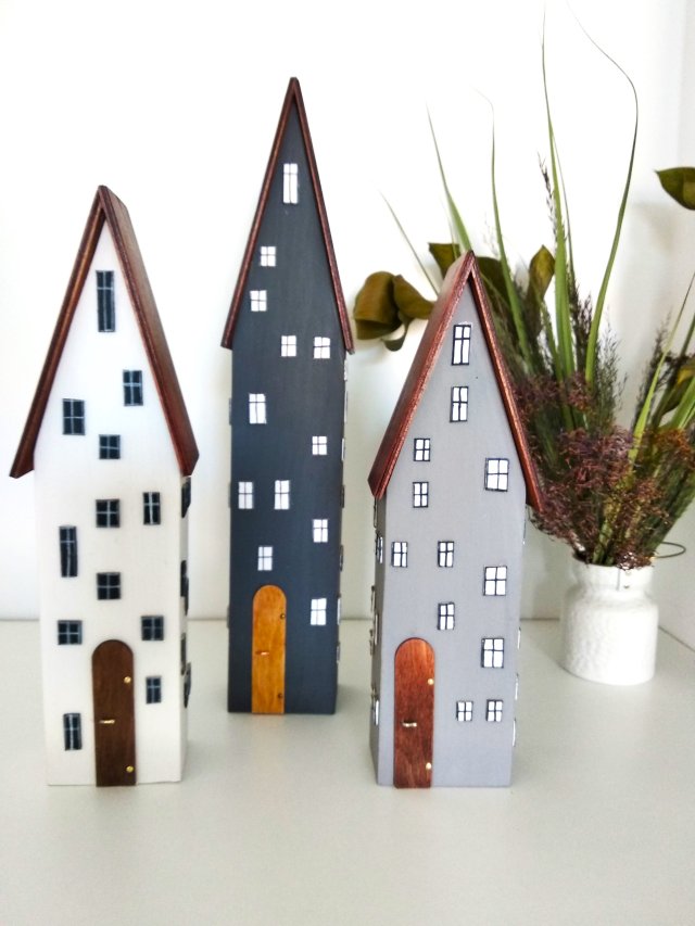 Szare domki z wysokimi dachami – minimalistyczna zabudowa dekoracyjna.