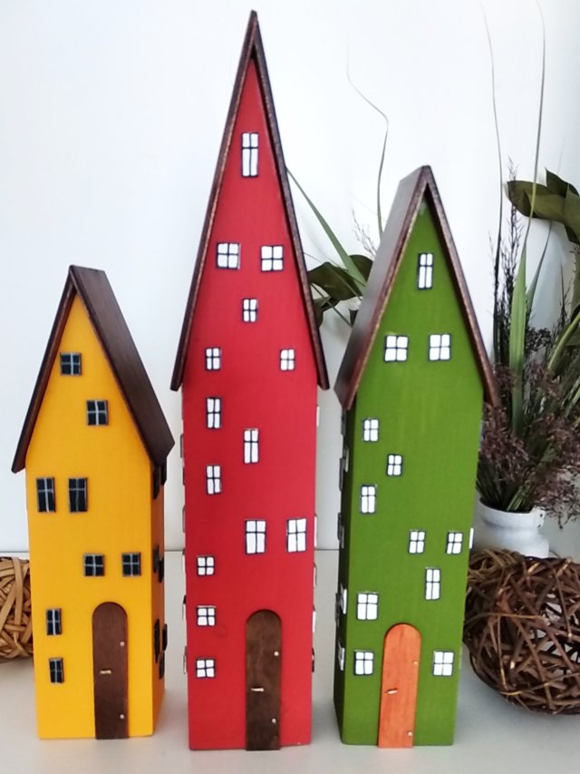 Kolorowe domki z wysokimi dachami – dekoracyjna zabudowa