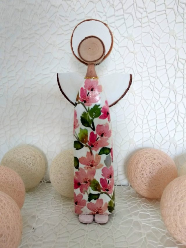 Aniołek bukowy w kwiecistej sukience.