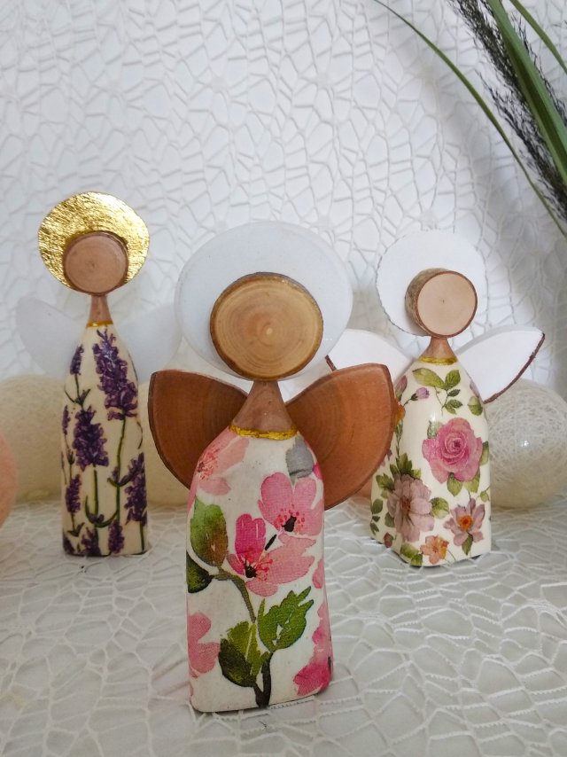 Zestaw trzech aniołków w prezentowym pudełku.