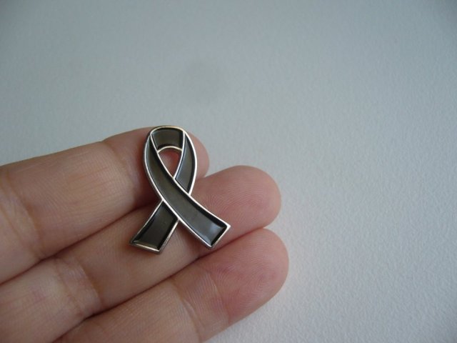 PIN PRZYPINKA BROSZKA CZARNA WSTĄŻKA SYMBOL ŻAŁOBY