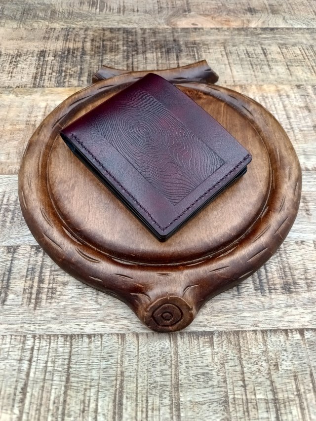 Ręcznie szyty portfel męski ze skóry garbowanej roślinnie.