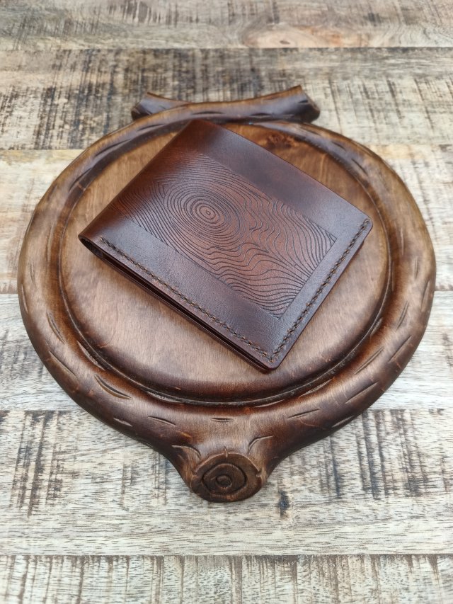 Ręcznie szyty portfel męski ze skóry garbowanej roślinnie.