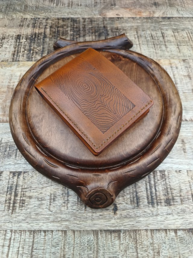 Ręcznie szyty portfel męski ze skóry garbowanej roślinnie.