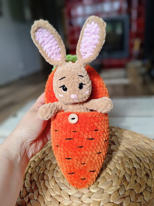 Szydełkowy króliczek w domku marchewce