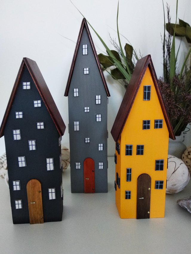 Domki dekoracyjne z wysokimi dachami – kontrastowa kolekcja.