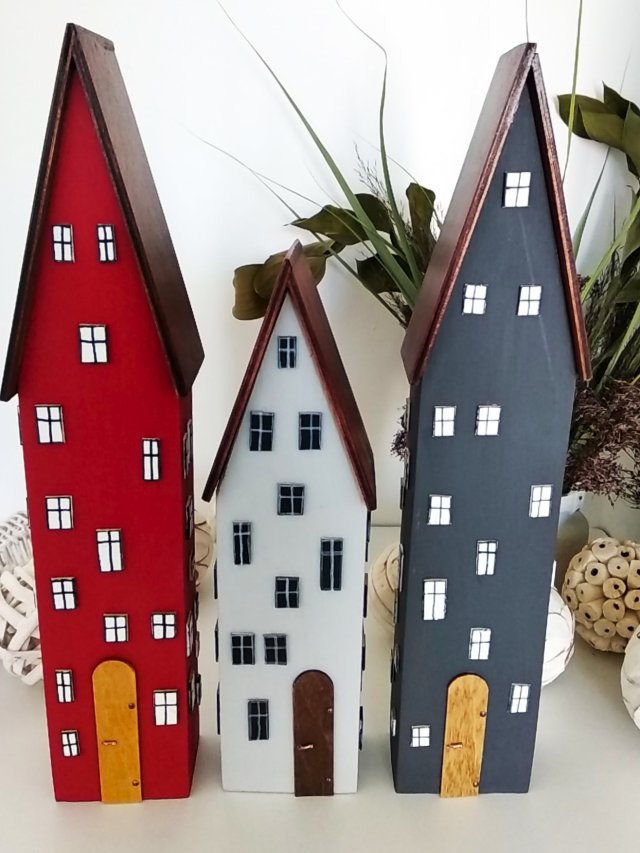 Domki dekoracyjne z wysokimi dachami .