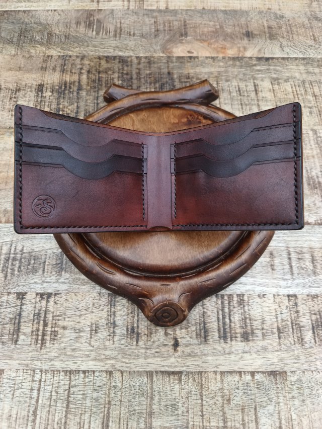 Ręcznie szyty portfel męski ze skóry garbowanej roślinnie.