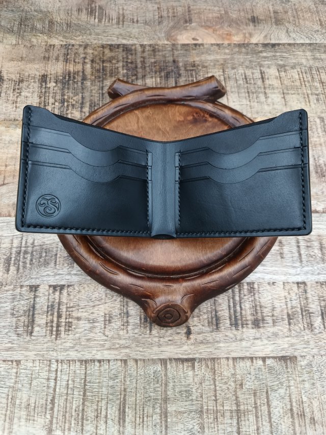 Ręcznie szyty portfel męski ze skóry garbowanej roślinnie.