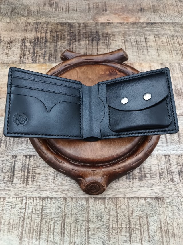 Ręcznie szyty portfel męski ze skóry garbowanej roślinnie.