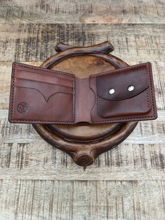 Ręcznie szyty portfel męski ze skóry garbowanej roślinnie.