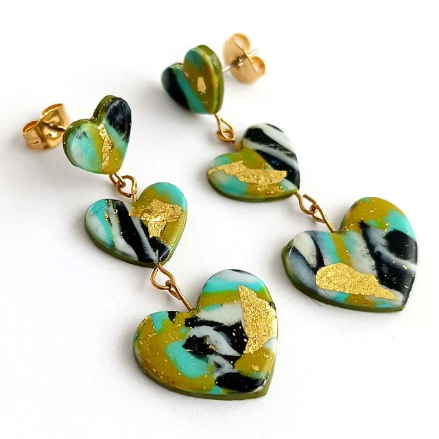 Kolczyki wiszące serca z glinki polimerowej – zielono turkusowe ze złotem