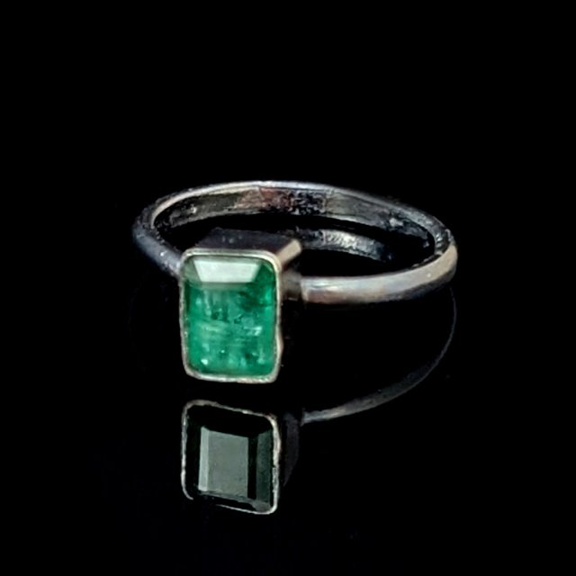 SZLACHETNA ZIELEŃ SZMARAGDU