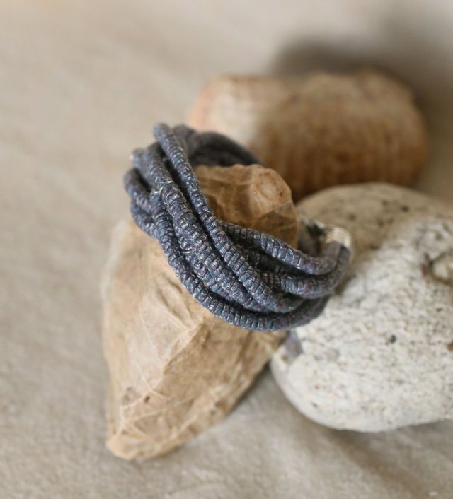 Bransoletka zwijana popielato-srebrna