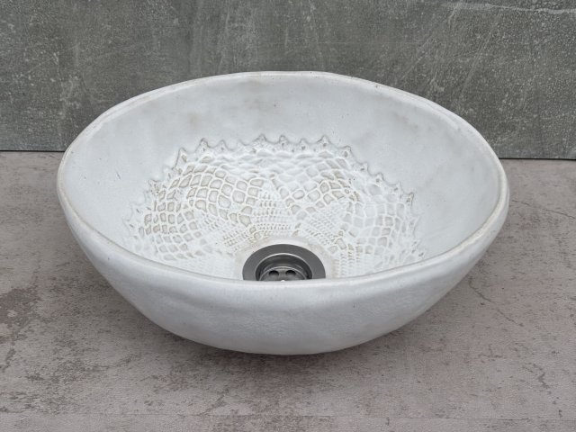 Artystyczna umywalka do łazienki biała koronka