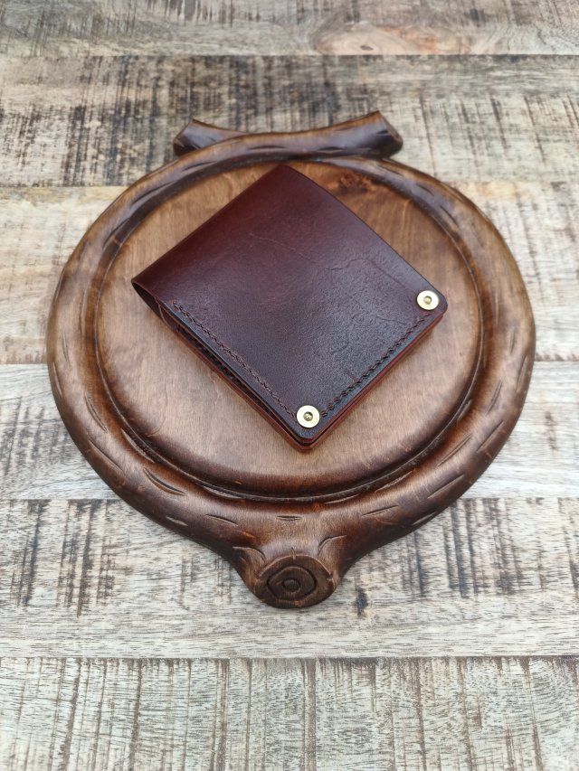 Ręcznie szyty portfel męski ze skóry garbowanej roślinnie.