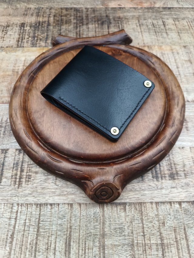 Ręcznie szyty portfel męski ze skóry garbowanej roślinnie.
