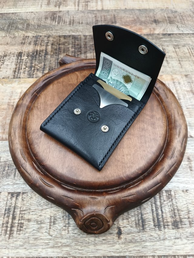 Ręcznie szyty portfel męski ze skóry garbowanej roślinnie.