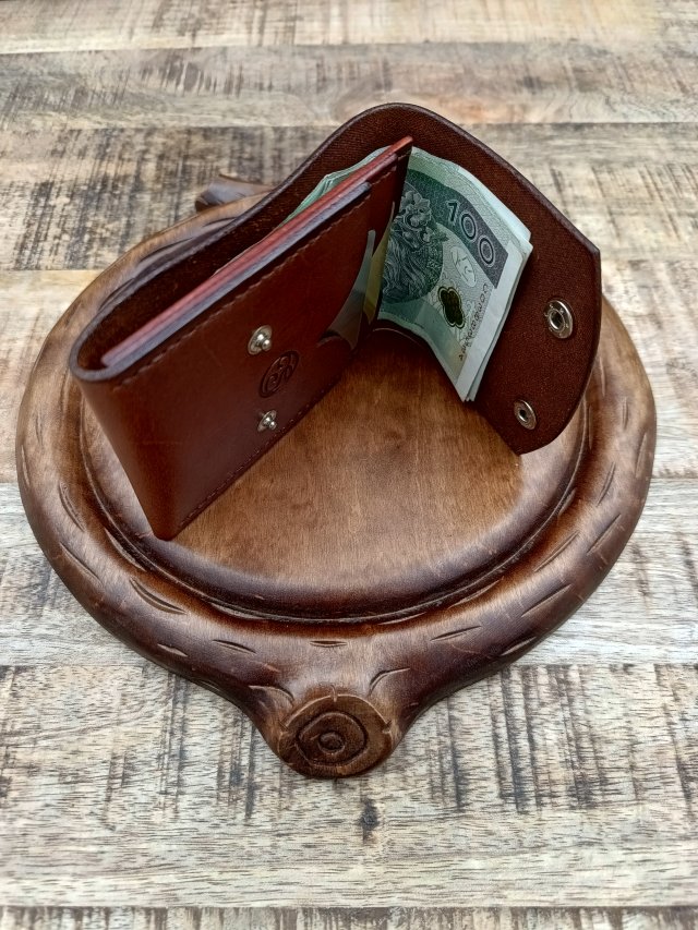 Ręcznie szyty portfel męski ze skóry garbowanej roślinnie.