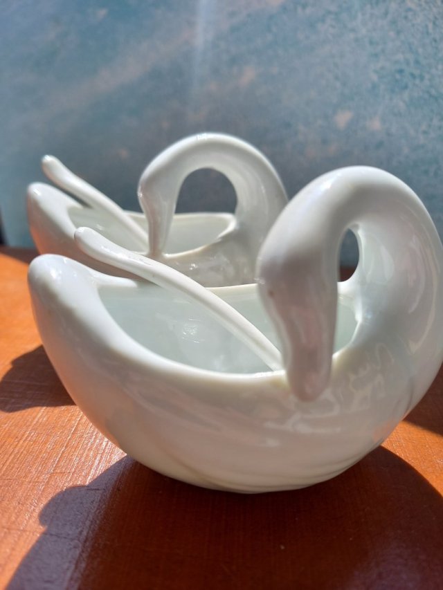 Dwie miseczki z łyżeczkami - łabędzie