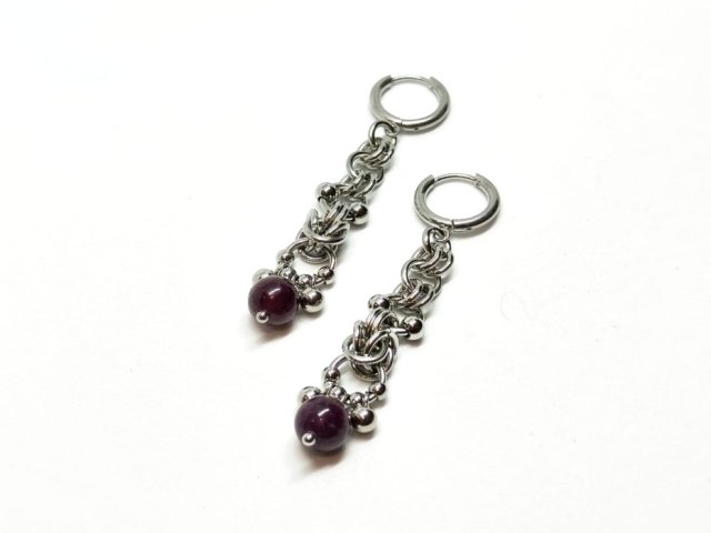 Kolczyki chainmaille z granatem – stal chirurgiczna