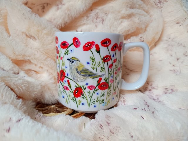 Mysikrólik wśród maków ręcznie malowany kubek 270 ml.