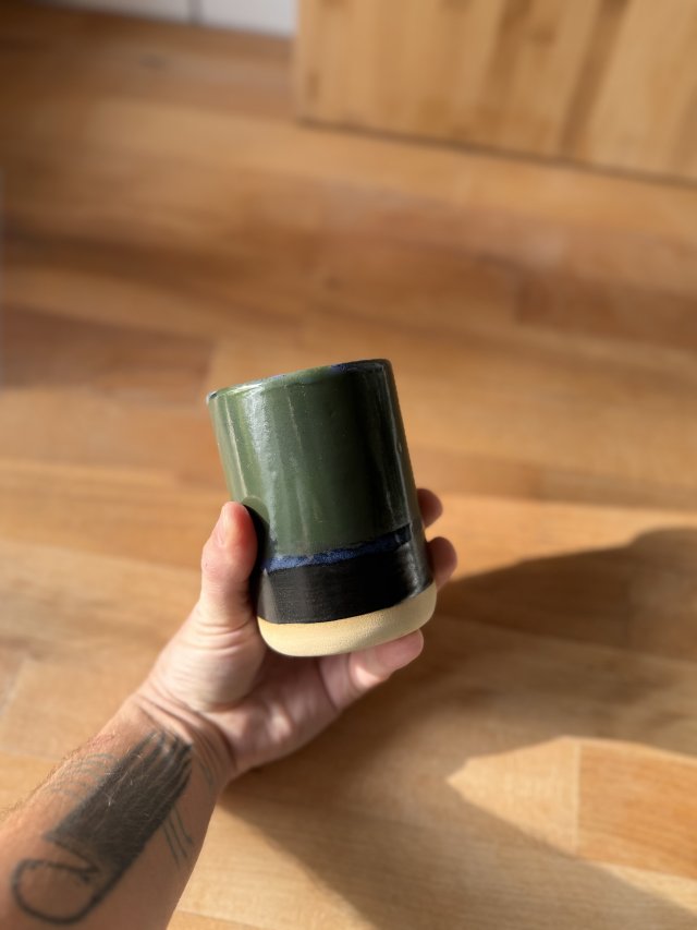 Ręcznie wykonany kubek ceramiczny na kawę